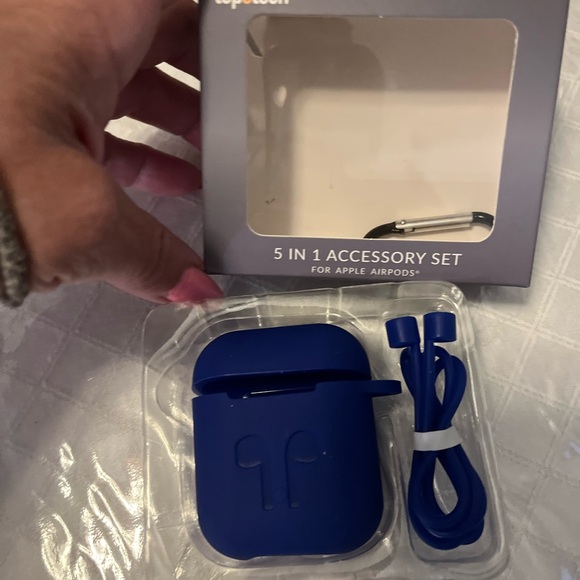 New in box Top Tech Royal Blue Apple ear pods - Picture 2 of 3